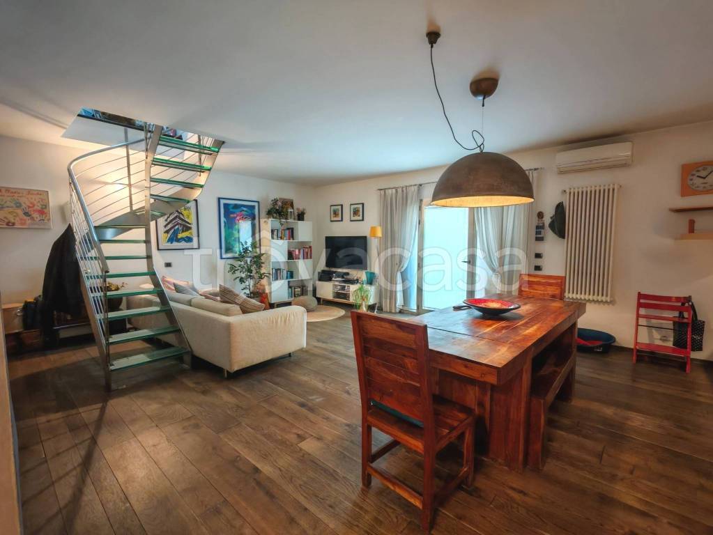 casa indipendente in vendita a Prato in zona Cafaggio