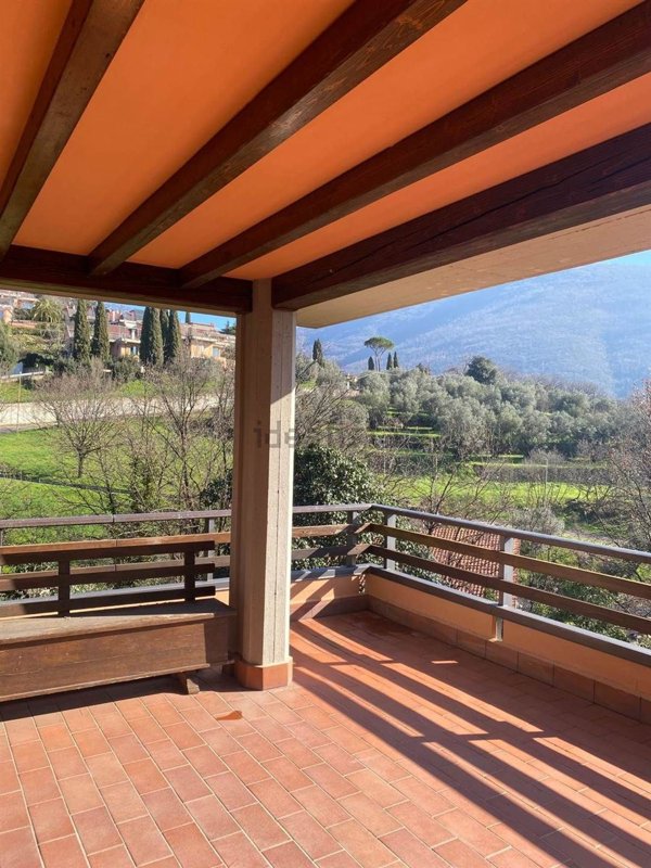 casa indipendente in vendita a Prato in zona Santa Lucia