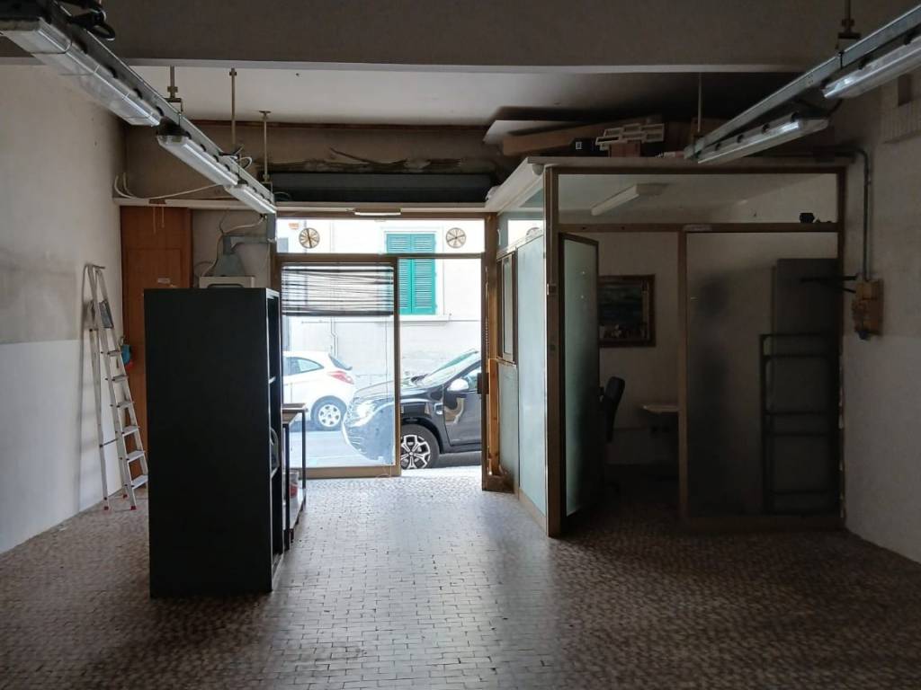 locale commerciale in vendita a Prato