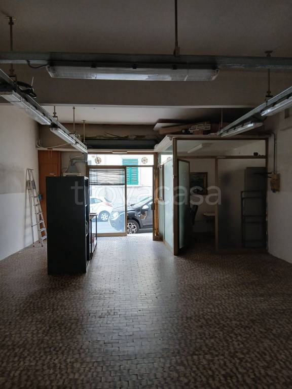 locale commerciale in vendita a Prato