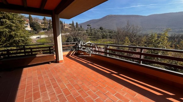 casa indipendente in vendita a Prato in zona Sacca