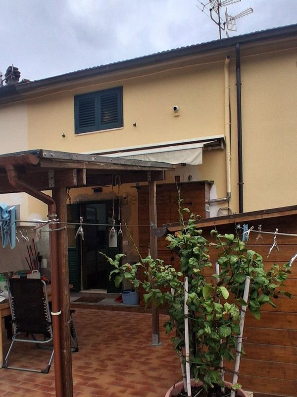 casa indipendente in vendita a Prato