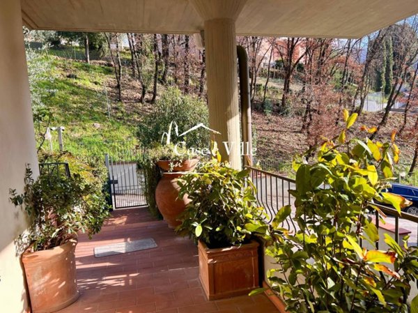 casa indipendente in vendita a Prato in zona Santa Lucia