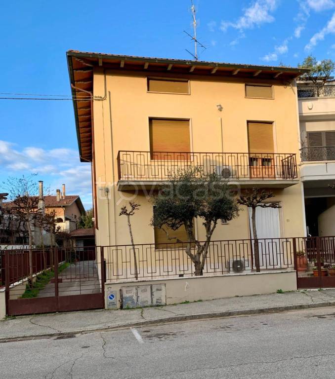 casa indipendente in vendita a Prato in zona Viaccia