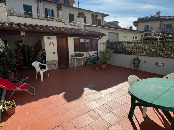 casa indipendente in vendita a Prato in zona Carteano