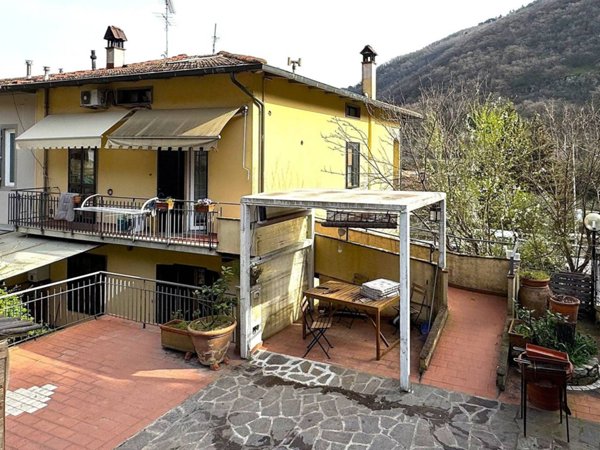casa indipendente in vendita a Prato in zona Santa Lucia