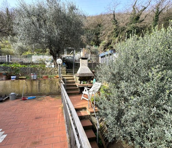 casa indipendente in vendita a Prato in zona Santa Lucia