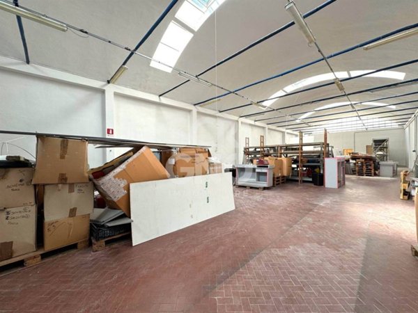locale commerciale in vendita a Prato