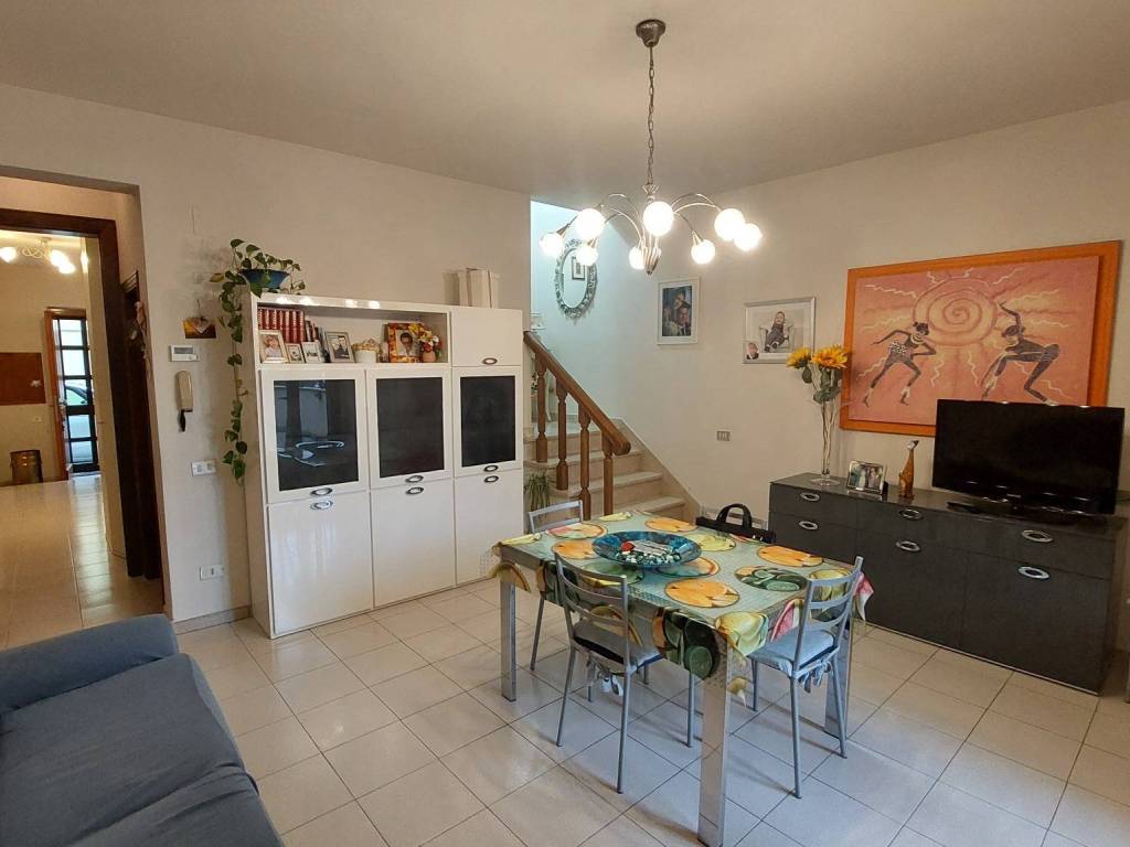 casa indipendente in vendita a Prato in zona Iolo