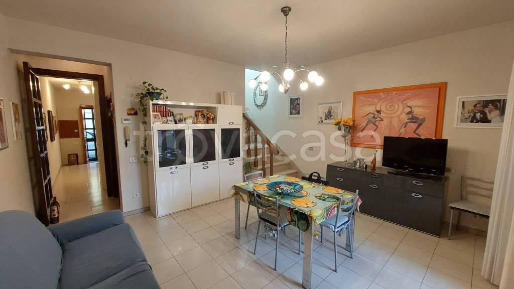 casa indipendente in vendita a Prato in zona Iolo