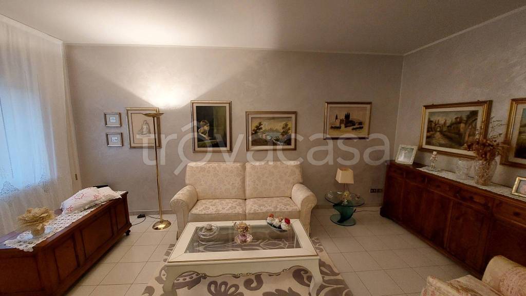 casa indipendente in vendita a Prato in zona Iolo