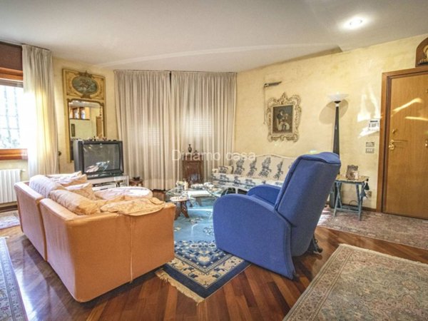 casa indipendente in vendita a Prato in zona Santa Lucia