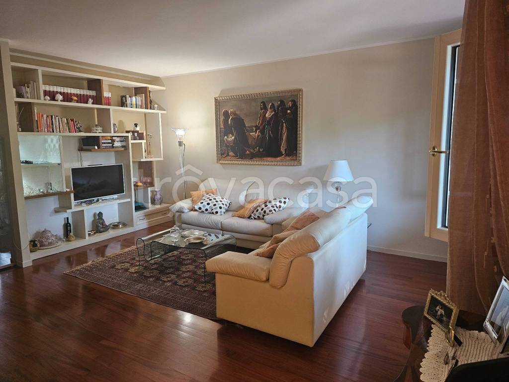 casa indipendente in vendita a Prato