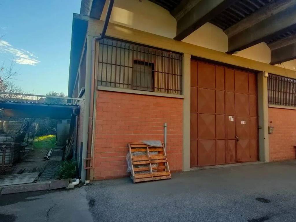 locale commerciale in vendita a Prato in zona Fontanelle