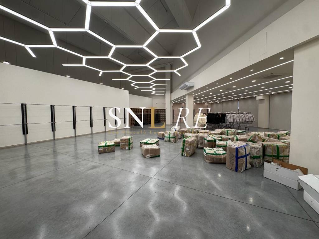 negozio in vendita a Prato in zona Paperino