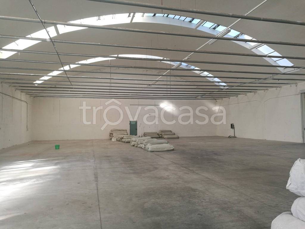 locale commerciale in vendita a Prato in zona Viaccia