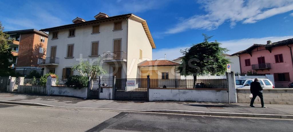 casa indipendente in vendita a Prato