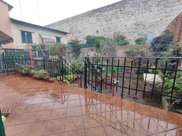 casa indipendente in vendita a Prato