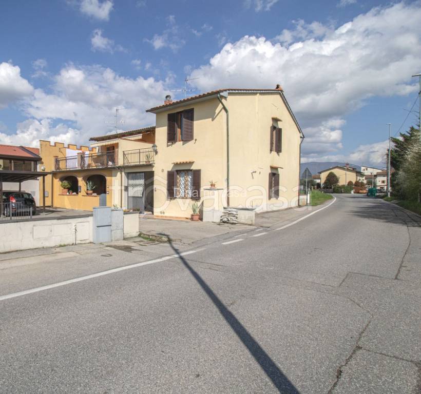 casa indipendente in vendita a Prato in zona Casale
