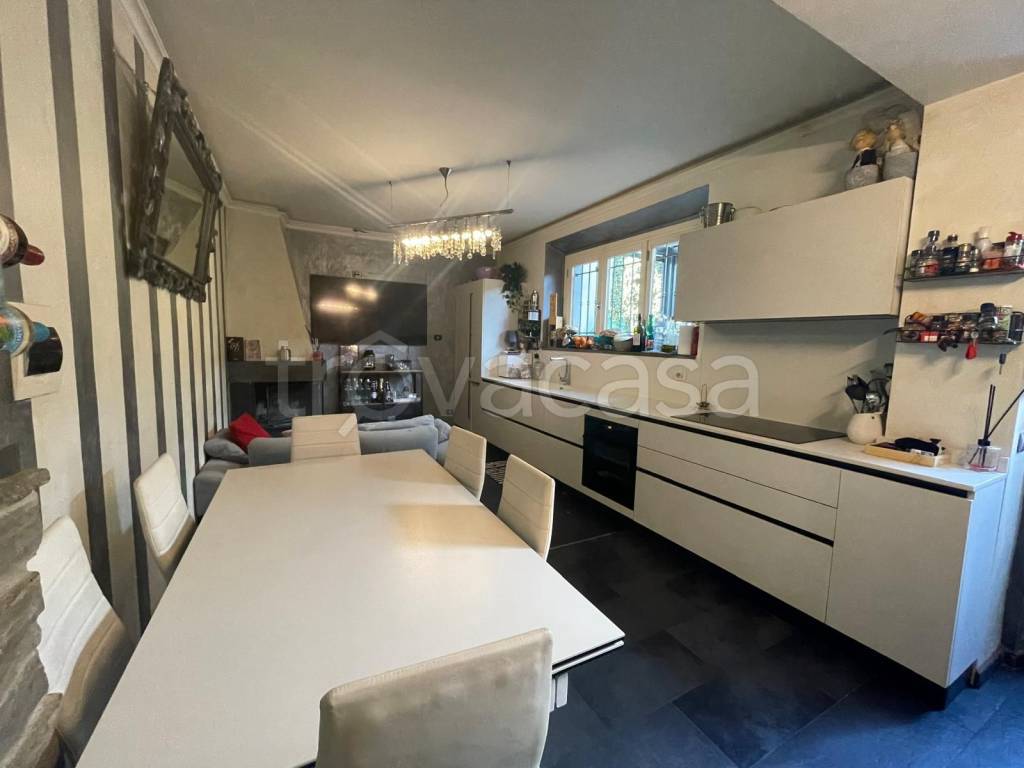 casa indipendente in vendita a Prato in zona Grignano