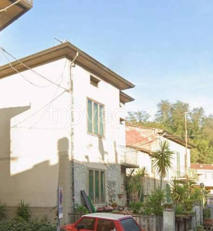 casa indipendente in vendita a Prato in zona Figline