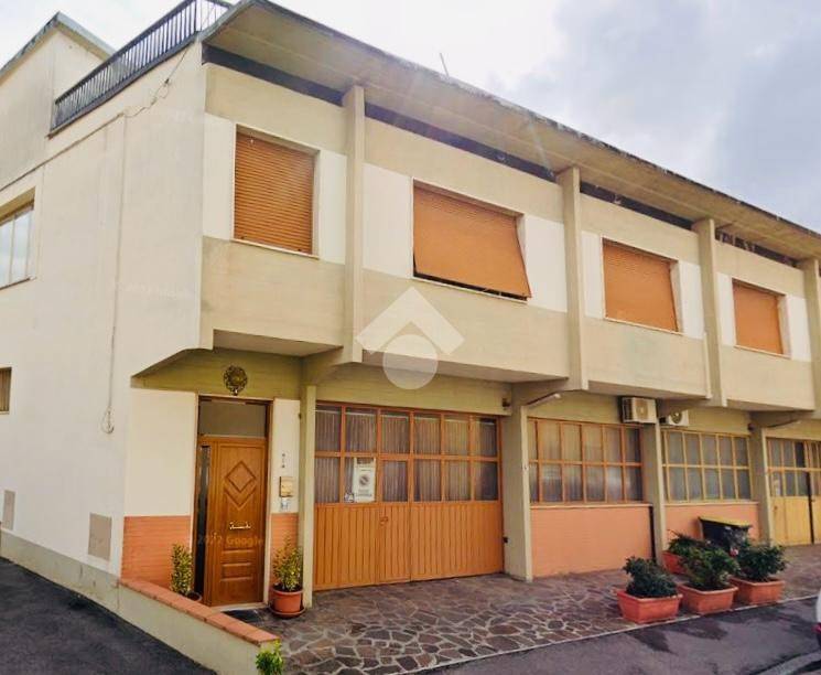 casa indipendente in vendita a Prato in zona Viaccia