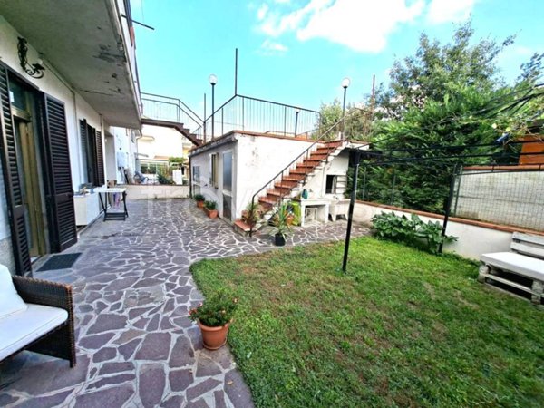 casa indipendente in vendita a Prato in zona Viaccia