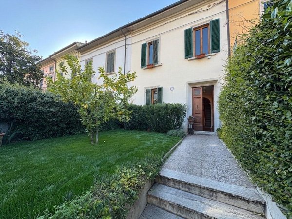 casa indipendente in vendita a Prato