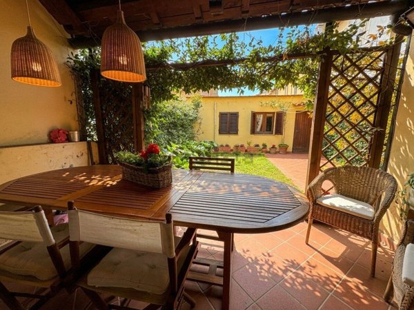 casa indipendente in vendita a Prato