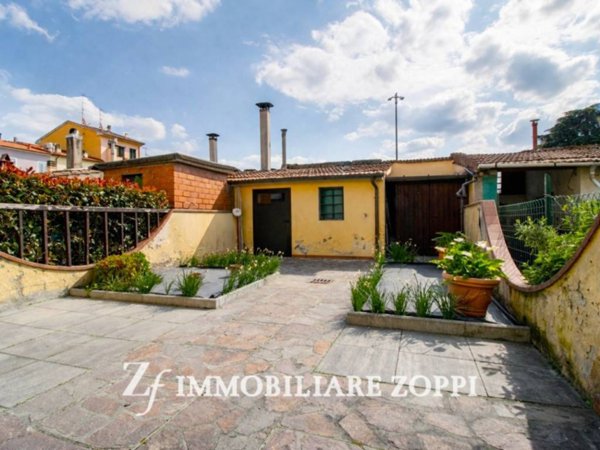 casa indipendente in vendita a Prato