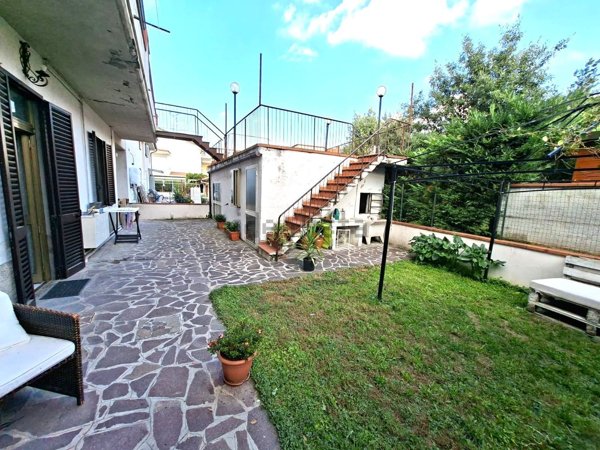 casa indipendente in vendita a Prato in zona Viaccia