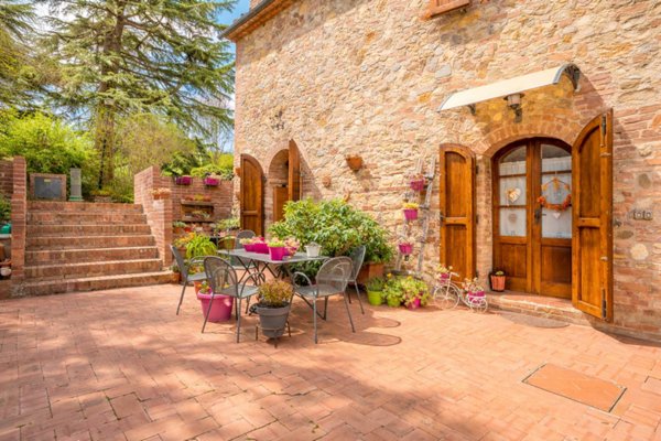 casa indipendente in vendita a Prato in zona Castelnuovo