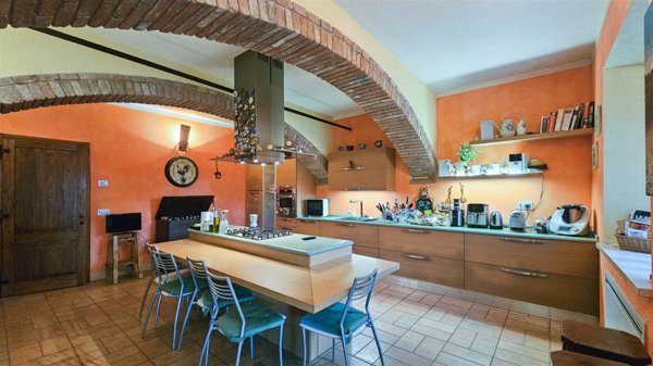 casa indipendente in vendita a Prato in zona Castelnuovo