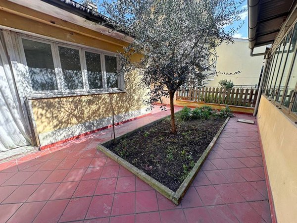 casa indipendente in vendita a Prato in zona Santa Lucia