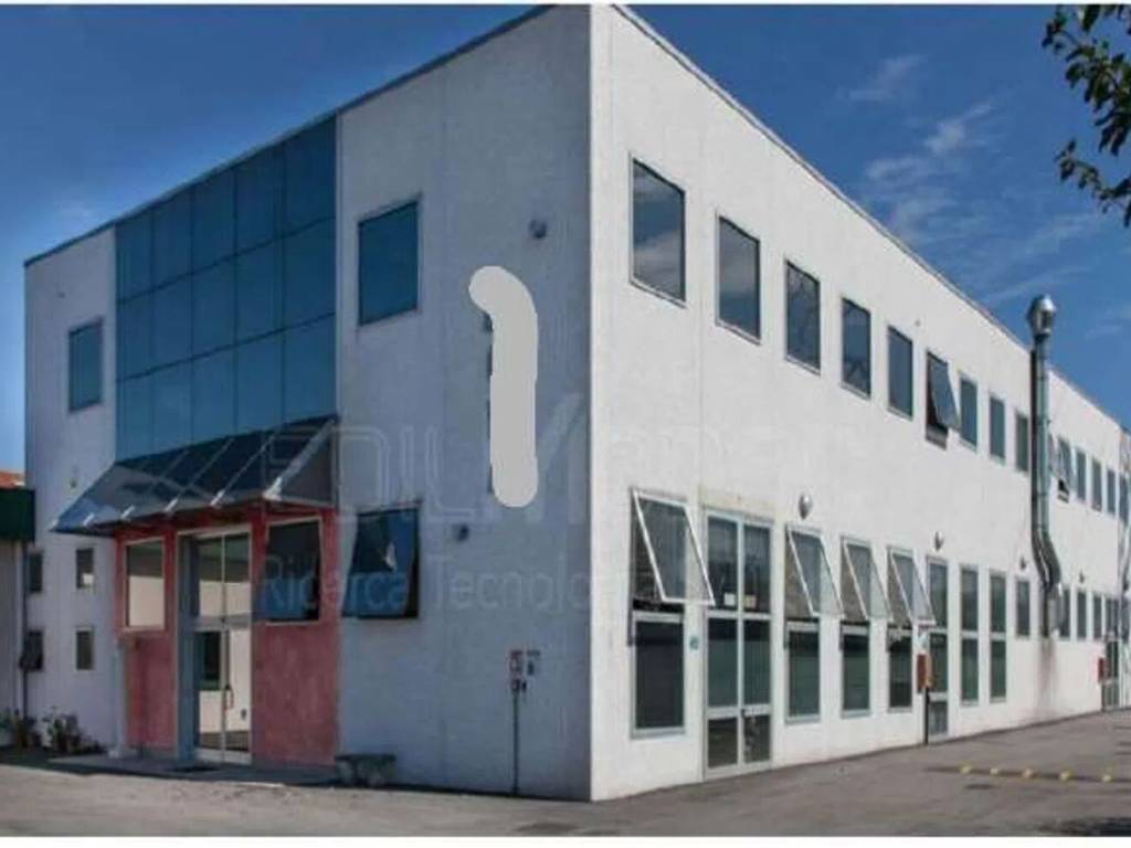 locale commerciale in vendita a Prato in zona Casale