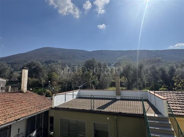 casa indipendente in vendita a Prato in zona Santa Lucia