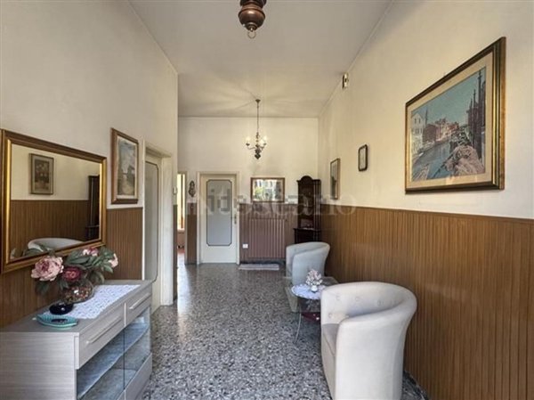casa indipendente in vendita a Prato in zona Santa Lucia