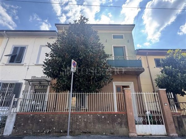 casa indipendente in vendita a Prato in zona Santa Lucia