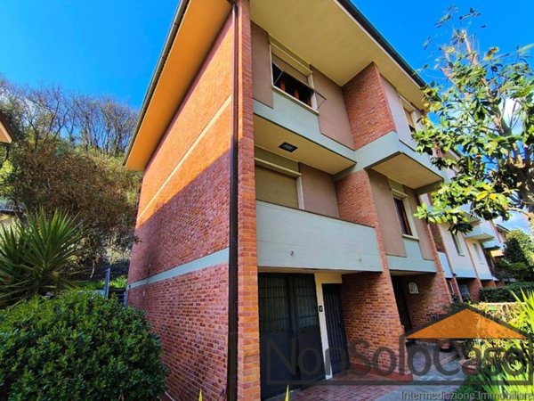 casa indipendente in vendita a Prato in zona Santa Lucia