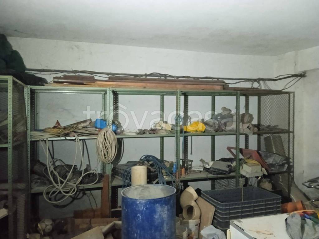 locale di sgombero in vendita a Prato