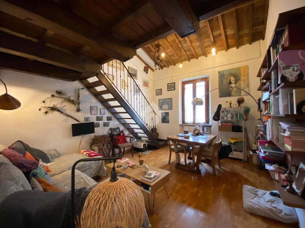 casa indipendente in vendita a Prato
