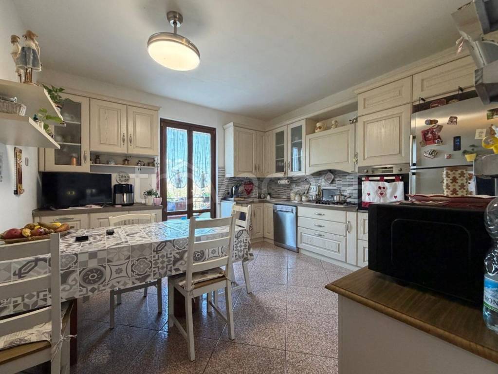 appartamento in vendita a Prato in zona Iolo