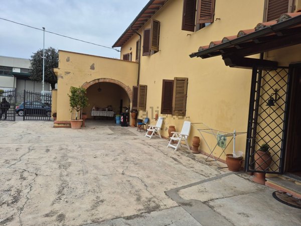 casa indipendente in vendita a Prato in zona Castelnuovo