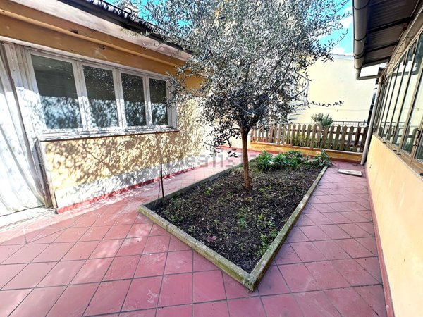 casa indipendente in vendita a Prato in zona Santa Lucia