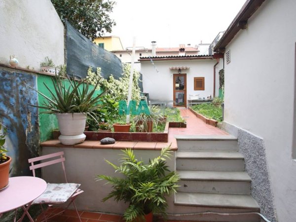 casa indipendente in vendita a Prato