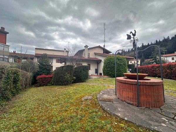 casa indipendente in vendita a Prato in zona Santa Lucia