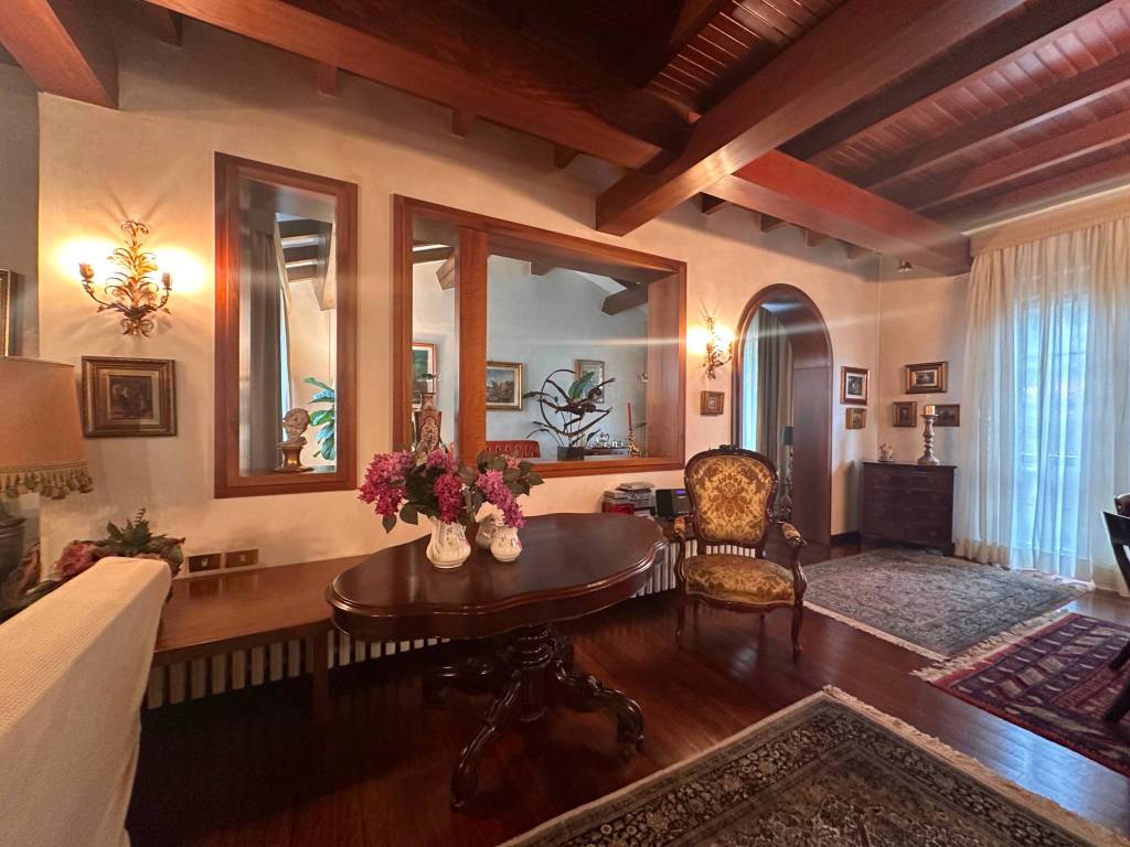 casa indipendente in vendita a Prato in zona Santa Lucia