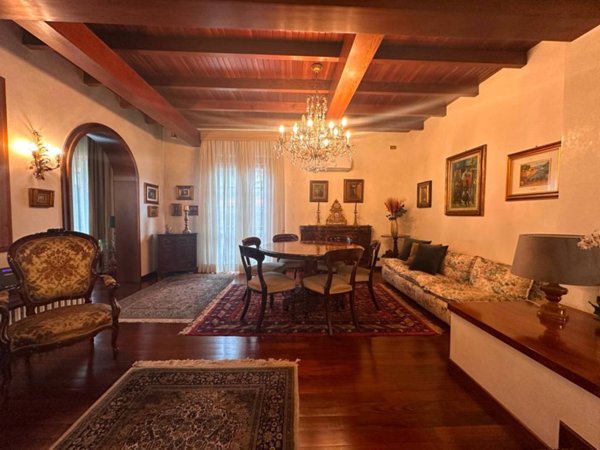 casa indipendente in vendita a Prato in zona Santa Lucia