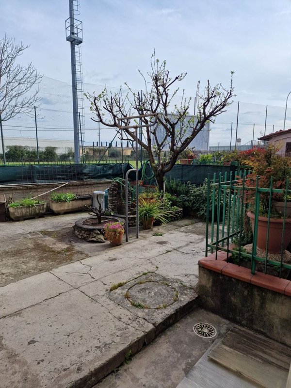 casa indipendente in vendita a Prato