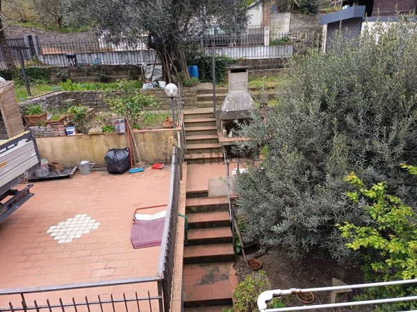 casa indipendente in vendita a Prato in zona Santa Lucia